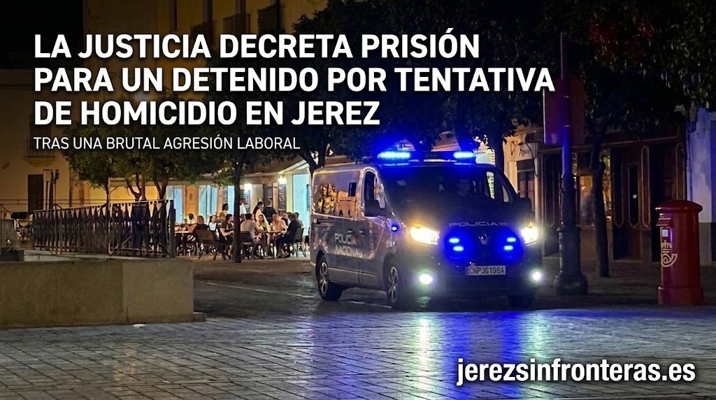 Una fotografía nocturna de una calle de Jerez de la Frontera, con un furgón de la Policía Nacional con las luces azules encendidas en primer plano. Un grupo de personas cenando en una terraza de un restaurante se ve al fondo, bajo la luz cálida de las farolas. En la esquina superior izquierda, un texto en mayúsculas dice: "LA JUSTICIA DECRETA PRISIÓN PARA UN DETENIDO POR TENTATIVA DE HOMICIDIO EN JEREZ. TRAS UNA BRUTAL AGRESIÓN LABORAL". En la esquina inferior derecha, se lee el dominio: "jerezsinfronteras.es". El furgón tiene la matrícula "CNP3619BA".