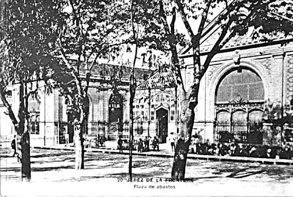Entorno arbolado frente al Mercado de Abastos de Jerez en una fotografía antigua