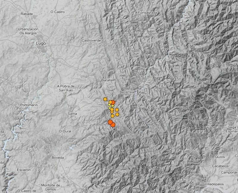 Mapa detallado de relieve de la zona de Becerreá y Triacastela con puntos naranja y amarillos que representan la alta densidad de sismos.