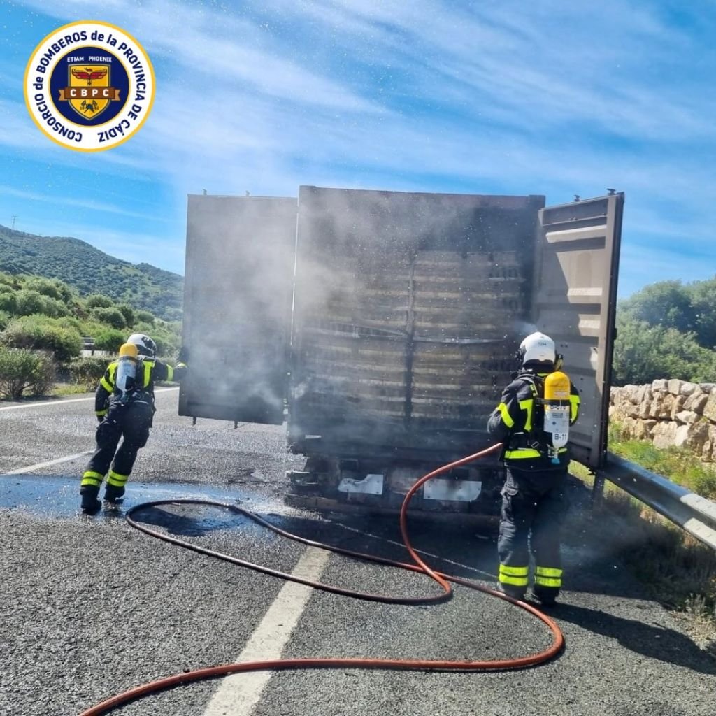 Intervención urgente tras el incendio de un camión en Alcalá de los Gazules
