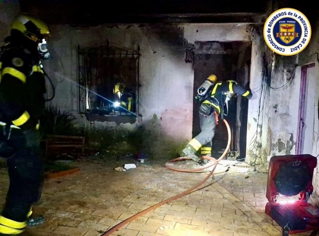 Los bomberos extinguen un incendio de madrugada en la calle Juan de Torres en Jerez