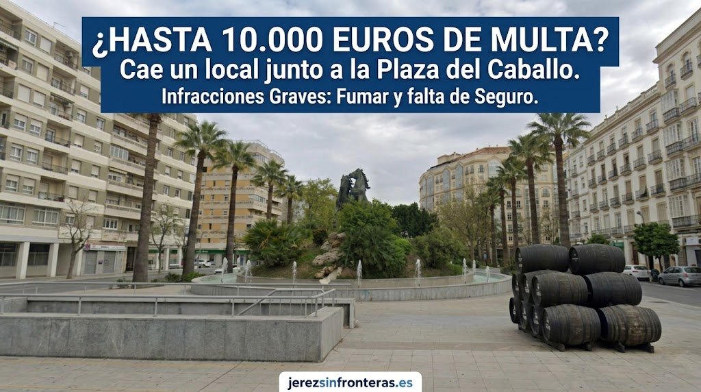 Fotografía de la Plaza del Caballo en Jerez de la Frontera, mostrando la estatua de los caballos en la rotonda central, palmeras y edificios circundantes bajo un cielo nublado, con la superposición de un titular de noticias en un panel azul en la parte superior sobre multas a un local.
