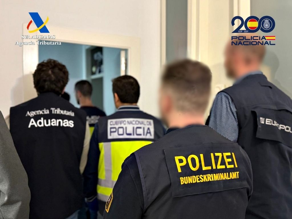 Agentes de la Policía Nacional, Agencia Tributaria, Europol y la policía austriaca Bundeskriminalamt durante el registro en Málaga.