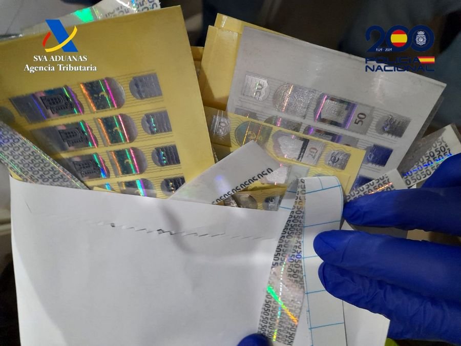 Pliegos de papel holográfico y bandas metálicas brillantes utilizadas para simular los hologramas legales en billetes falsos.