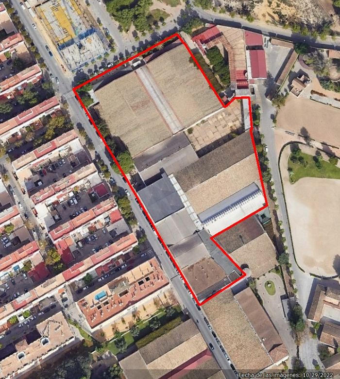 Vista aérea perimetrada de la parcela municipal para la construcción de vivienda protegida en el entorno de la calle Pizarro, Jerez, destacando el área de reforma interior ARI F-16.