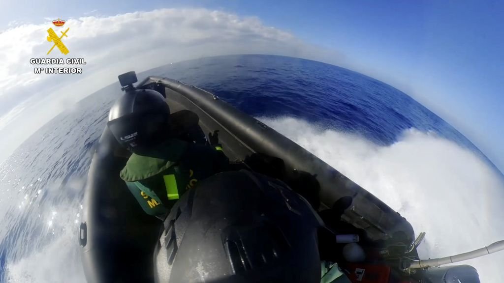 Pánico y adrenalina a 40 millas de Huelva: cuatro toneladas de hachís tras una caza suicida