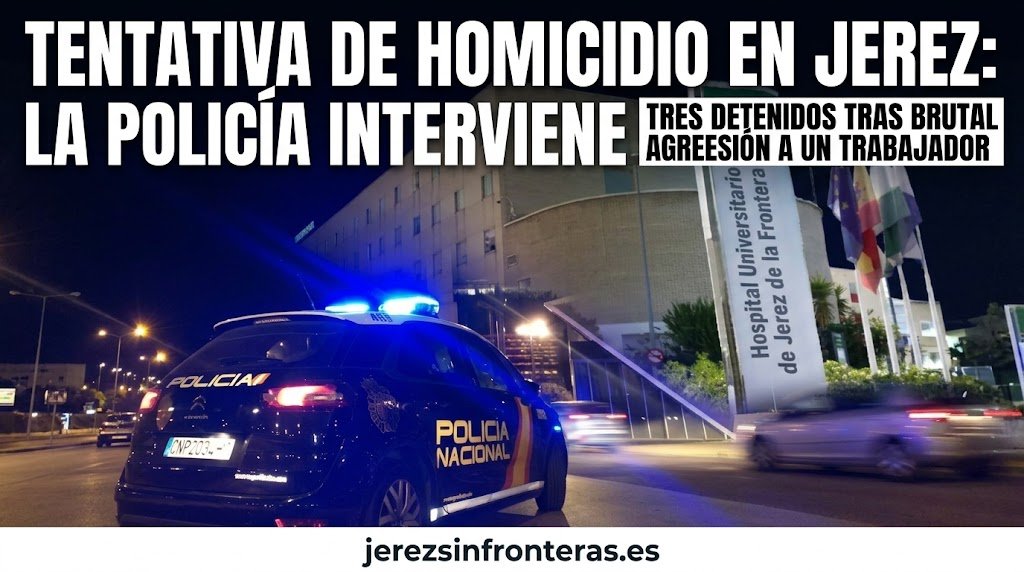 Coche patrulla de la Policía Nacional con las luces de emergencia encendidas frente al Hospital Universitario de Jerez de la Frontera, en una noche con tráfico y el edificio iluminado.