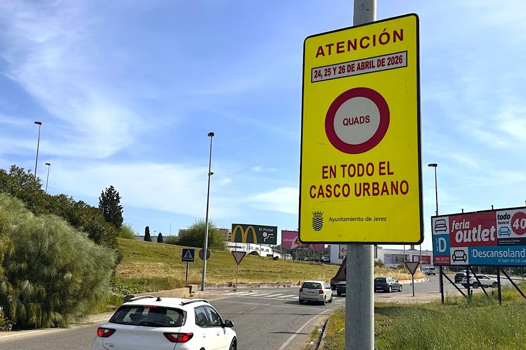 Señal amarilla de atención del Ayuntamiento de Jerez con prohibición de circulación de quads en el casco urbano del 24 al 26 de abril de 2026.