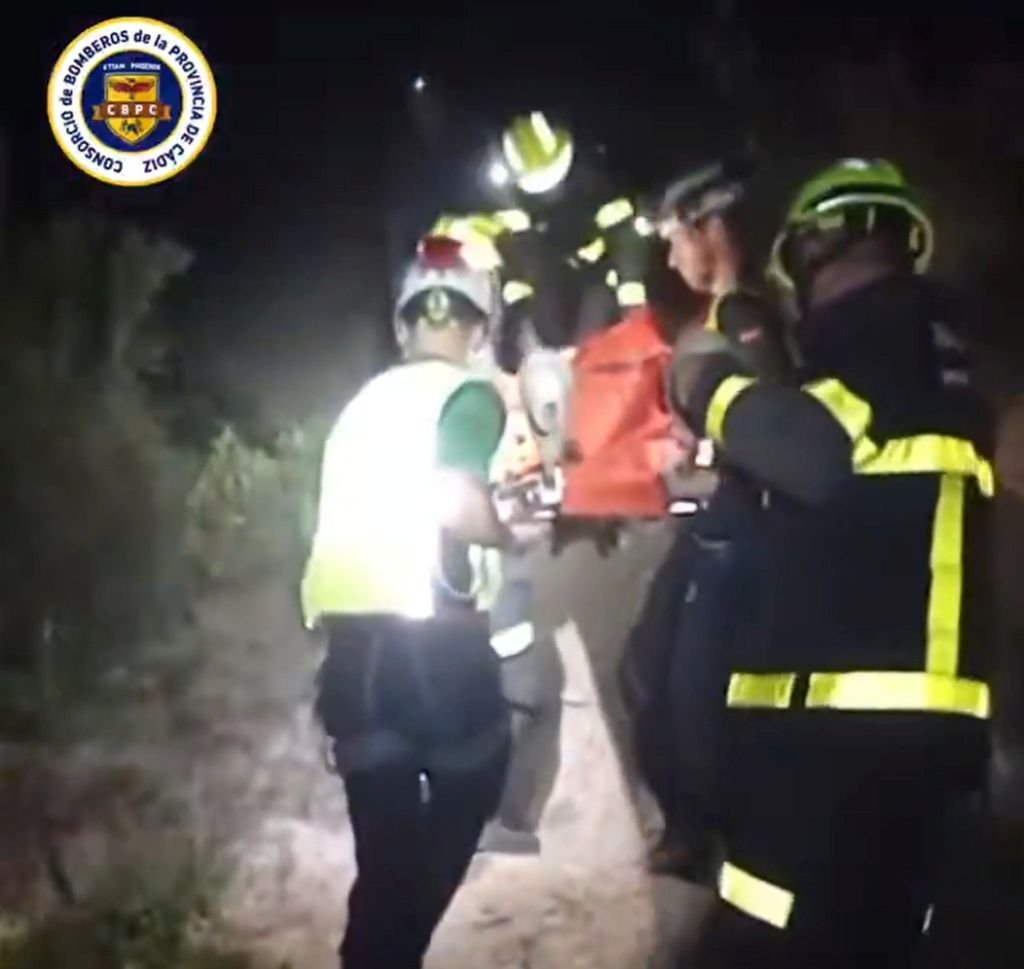 Los Bomberos de Ubrique y el GREIM rescatan a un hombre accidentado en una zona abrupta de la Sierra