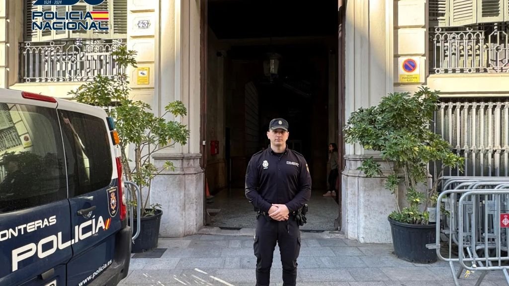 Un policía fuera de servicio salva a una mujer de un violento robo por «mataleón»