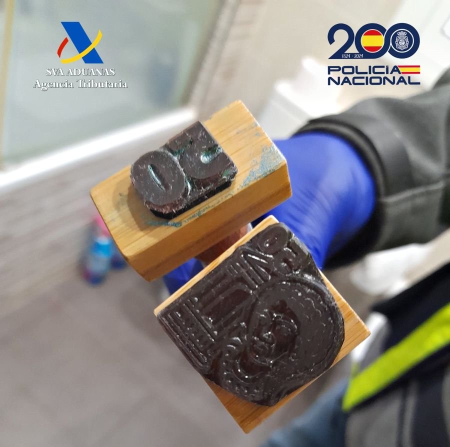 Detalle de dos tampones de madera con relieves de la marca de agua para la falsificación de billetes de euro.