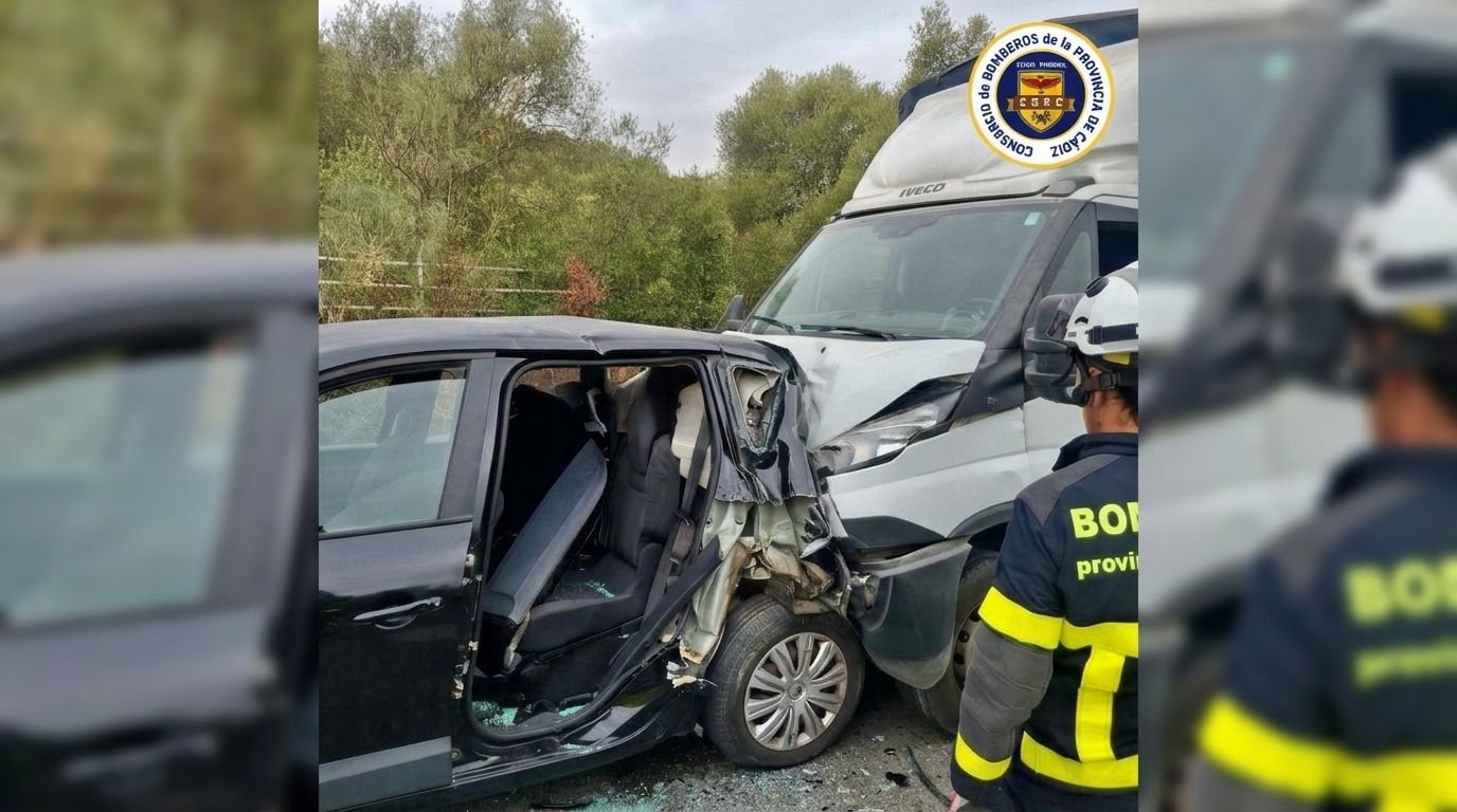 Dos personas rescatadas por los bomberos tras una colisión frontal en la carretera A-373