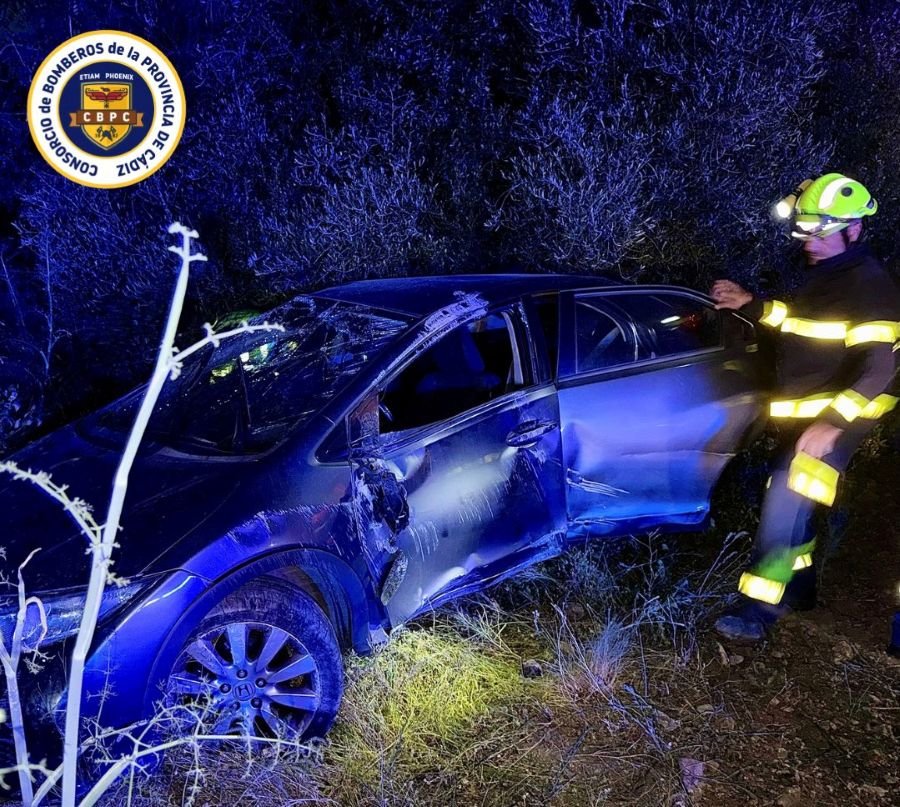 Cuatro personas heridas leves tras un aparatoso accidente en la A-384
