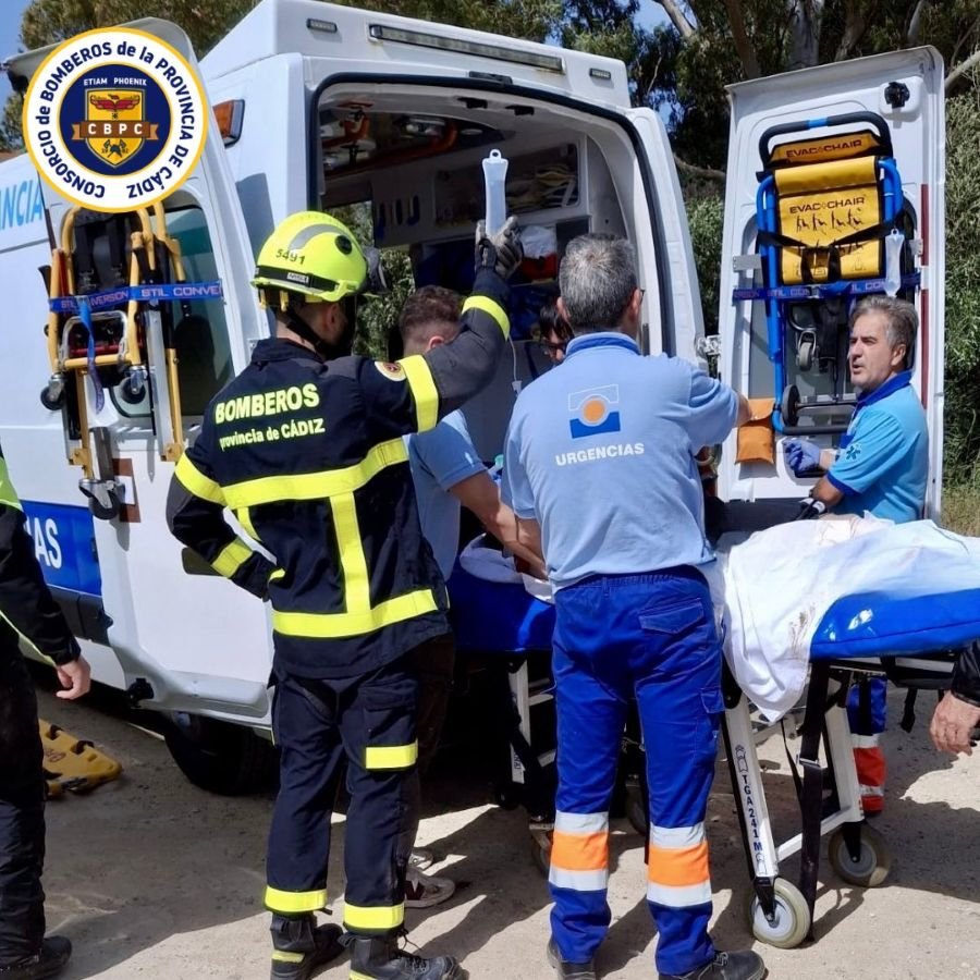 Rescate tras un grave accidente de moto en Benalup en el río Barbate
