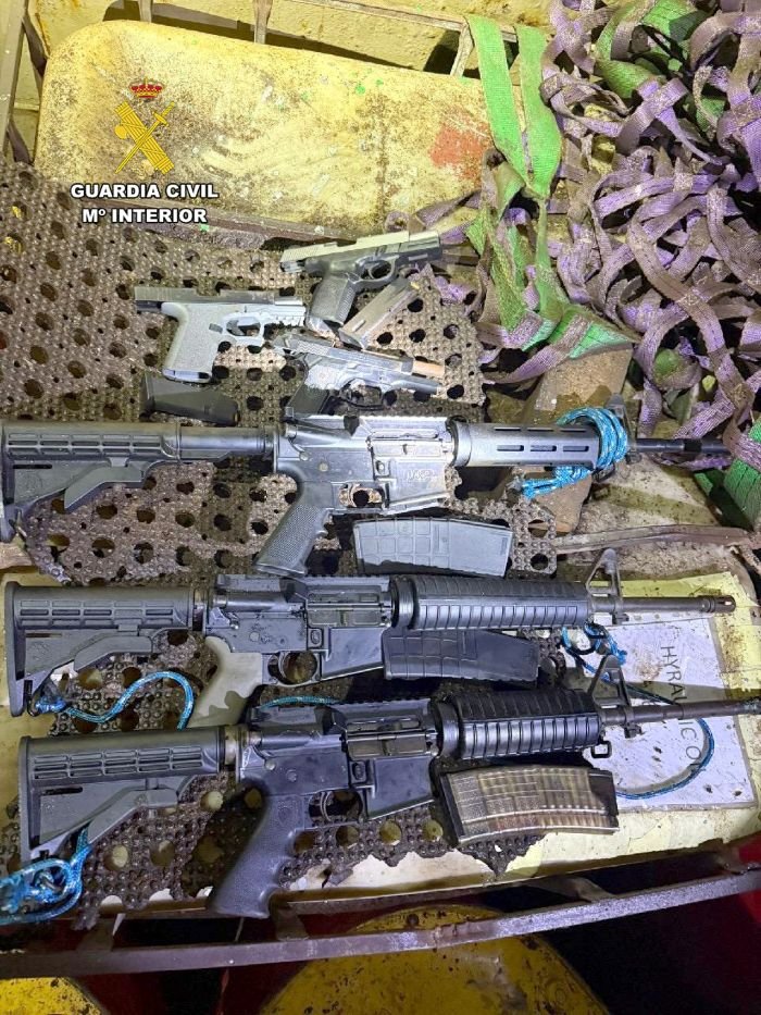 Fusiles de asalto MP4 y pistolas intervenidas a los narcotraficantes de la Mocro Maffia en el Atlántico.