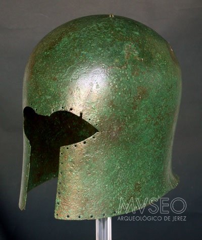 Casco corintio griego de bronce del siglo VII a.C., hallado en el río Guadalete y expuesto en el Museo Arqueológico de Jerez.