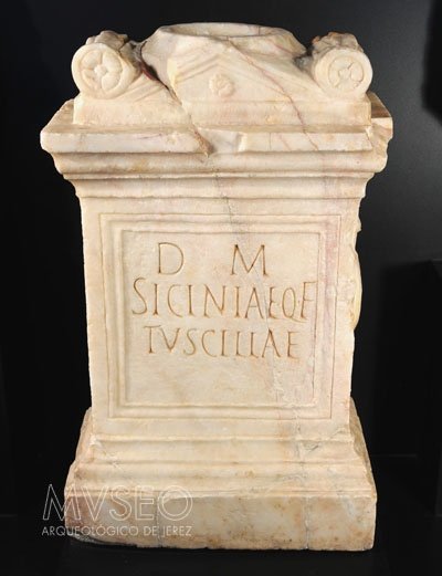 Ara o cipo funerario romano de mármol dedicado a Sicinia Tuscilla con la inscripción D.M. (Diis Manibus), expuesto en el Museo Arqueológico de Jerez.