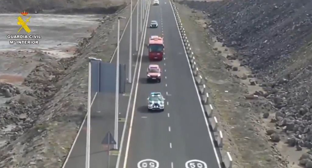 Vista aérea captada por dron de un autobús de la UME y vehículos de la Guardia Civil en zona de exclusión.
