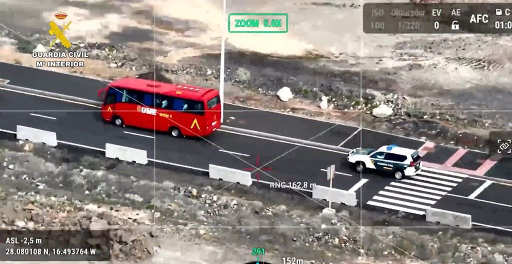 Convoy de la Guardia Civil escoltando autobuses de pasajeros del MV Hondius por carretera aislada.