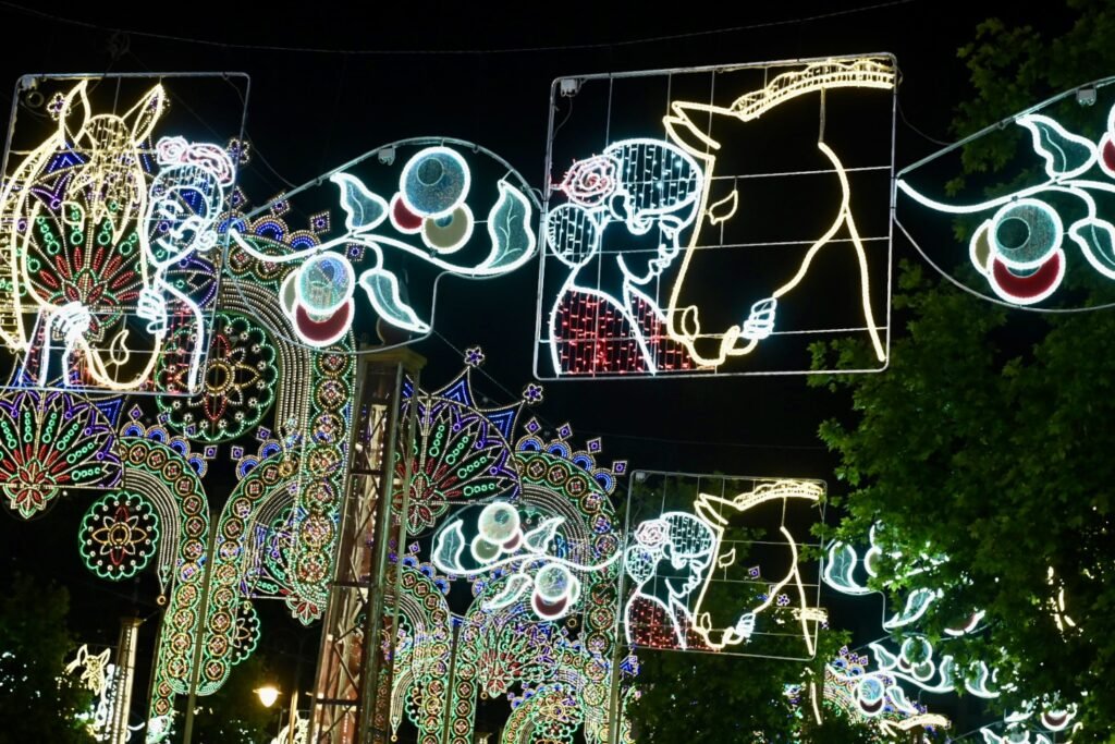 Detalle de luminarias con figuras de caballos y flamencas en el alumbrado de la Feria de Jerez.