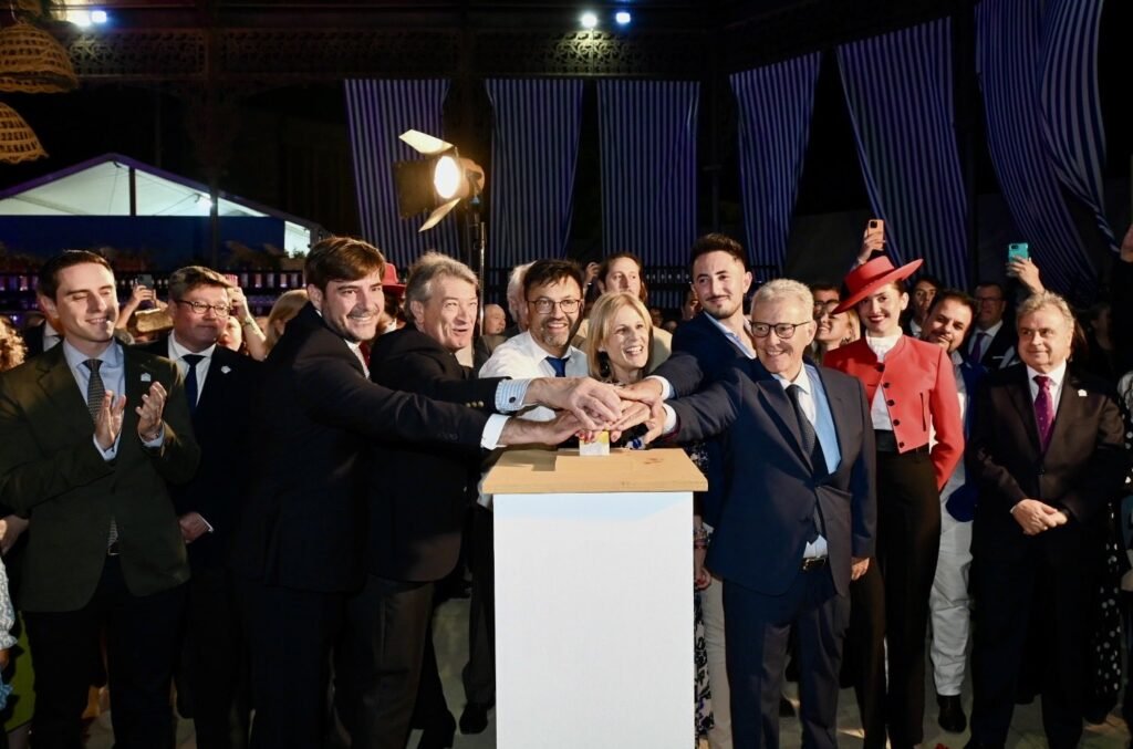 La alcaldesa de Jerez María José García-Pelayo preside el encendido oficial de la Feria del Caballo 2026 junto a hosteleros.