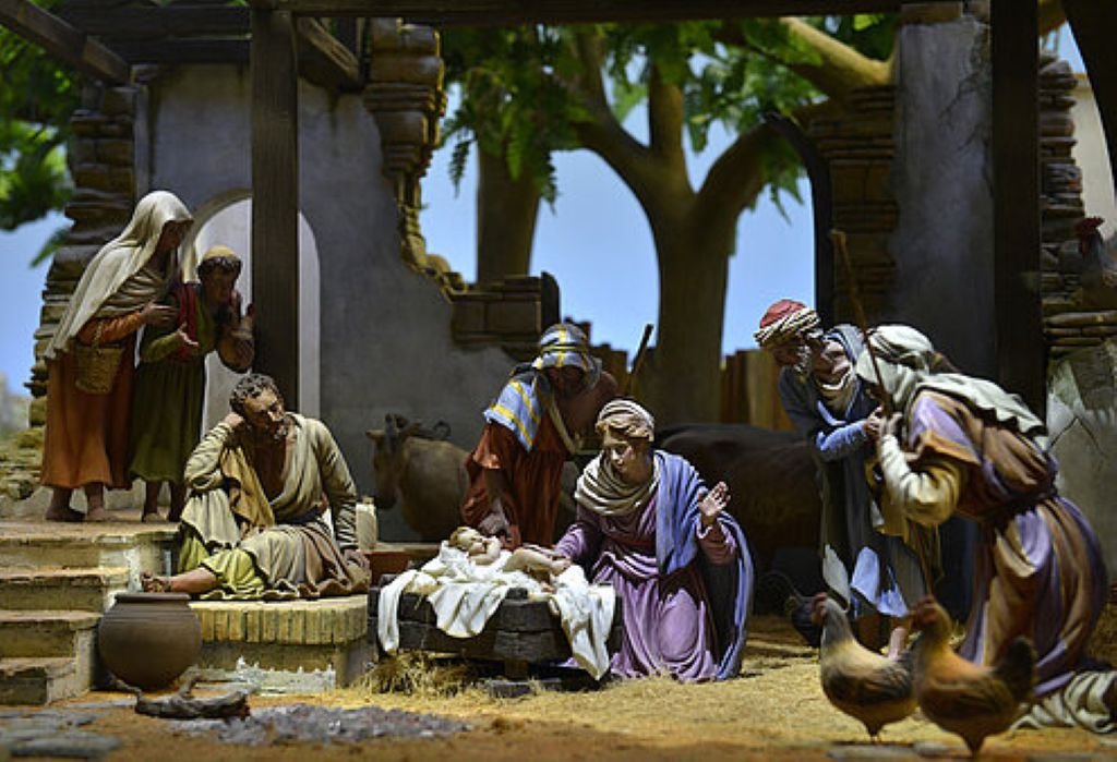 Nacimiento tradicional con figuras artesanales de la Virgen María, San José y el Niño Jesús en el pesebre.