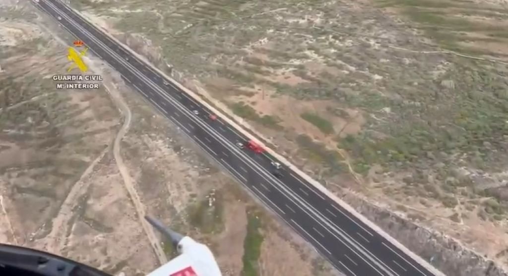 Vista aérea desde un helicóptero de la Guardia Civil del convoy de traslado de pasajeros por la autopista de Tenerife.