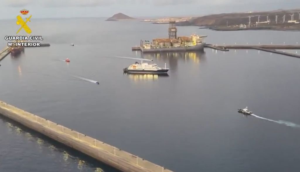 Embarcación de la Guardia Civil escoltando al crucero MV Hondius a su entrada al puerto de Tenerife.