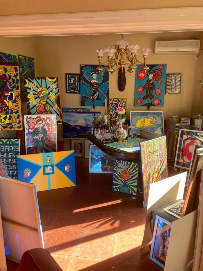 Interior del estudio de Jean Paul Pallard en Jerez rodeado de sus cuadros.