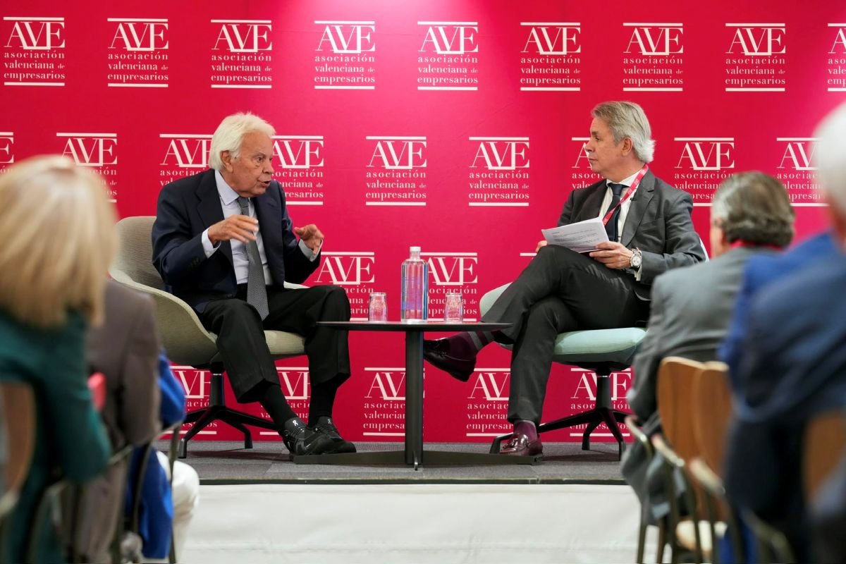 Felipe González exige elecciones anticipadas ante los empresarios valencianos
