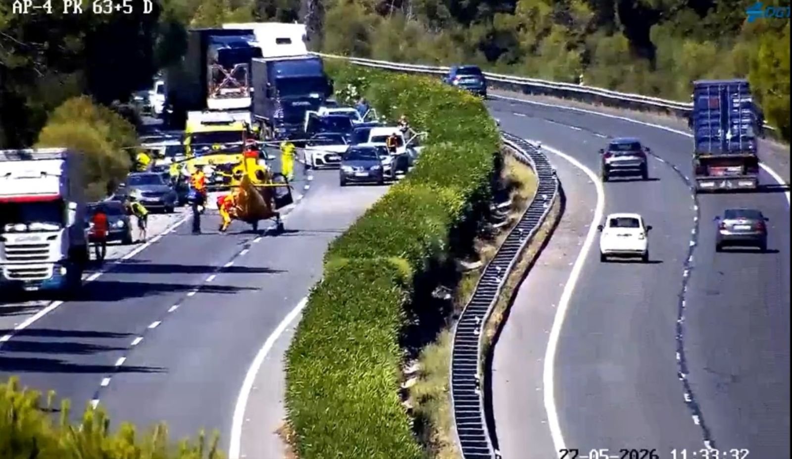 Cortado el carril derecho en sentido Sevilla por el accidente en la AP-4 en El Cuervo