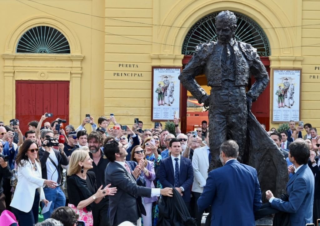 El emotivo monumento a Rafael de Paula en Jerez desata la pasión