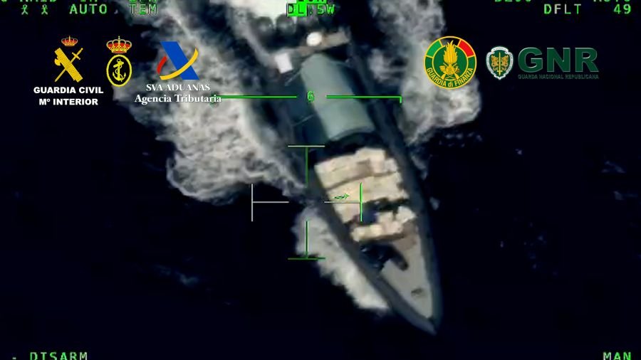 Vista aérea desde radar térmico de una narcolancha cargada de fardos siendo interceptada en alta mar.