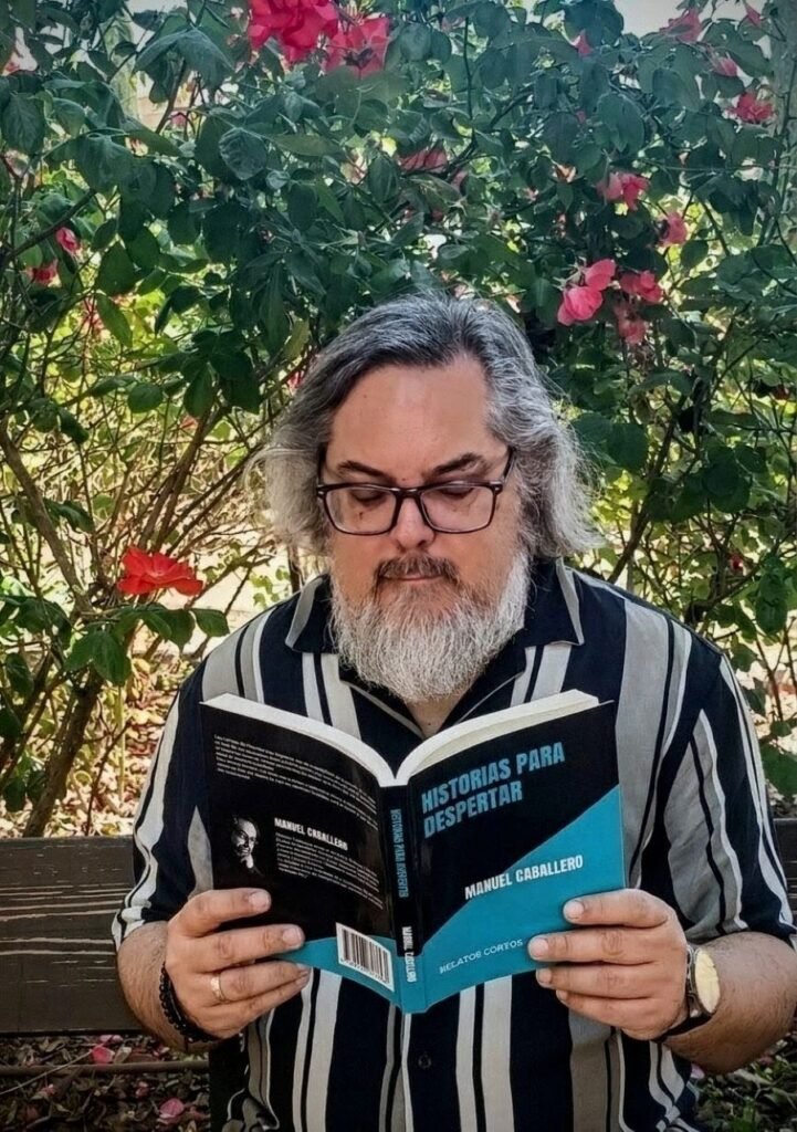 Manuel Caballero, autor jerezano del libro Historias para despertar, leyendo su obra en un jardín de Jerez.