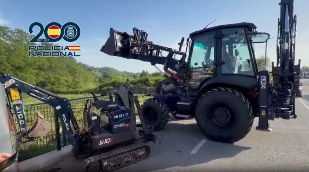 Maquinaria pesada y miniexcavadoras del grupo GOIT de la Policía Nacional estacionadas en una carretera durante el dispositivo.