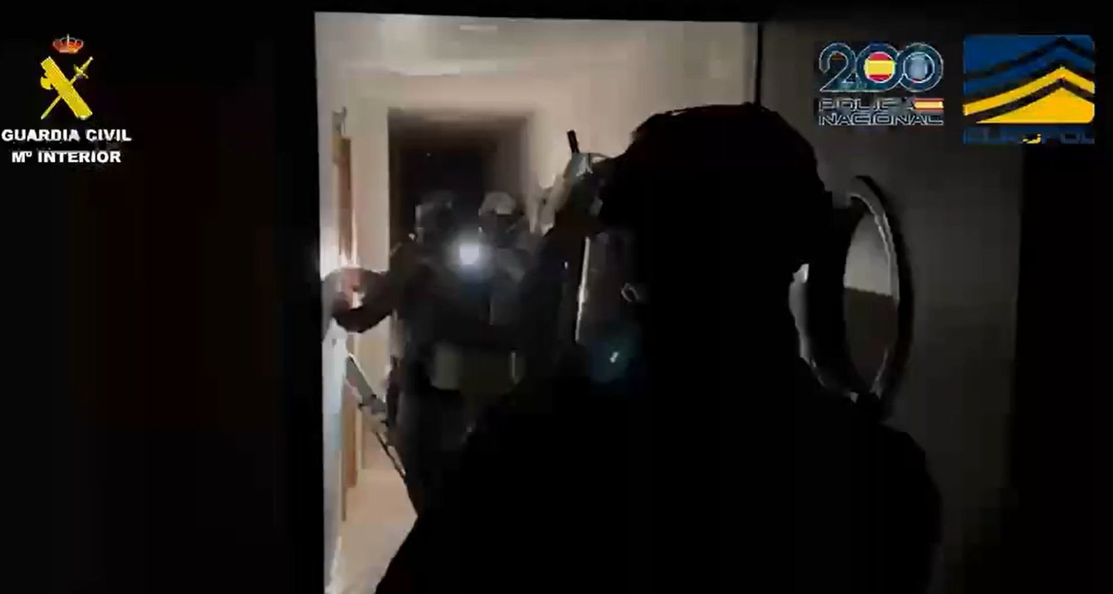 Operativo conjunto de la Policía Nacional y la Guardia Civil en Almería para desarticular una red criminal de inmigración irregular.