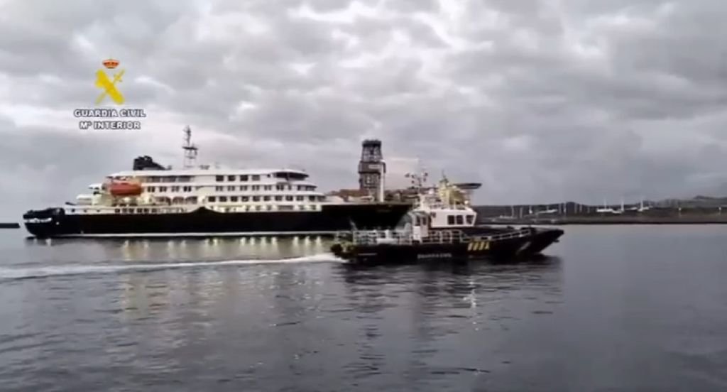 Patrullera de la Guardia Civil navegando junto al crucero MV Hondius en las maniobras de aproximación al muelle.