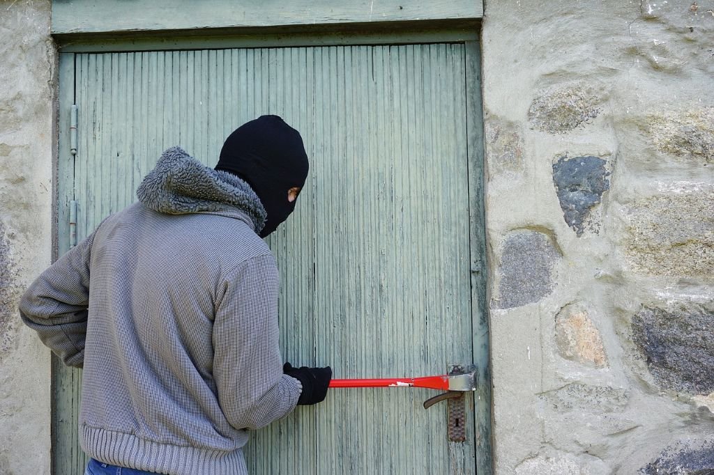 El peligro invisible de las marcas de silicona en las puertas para robar tu casa