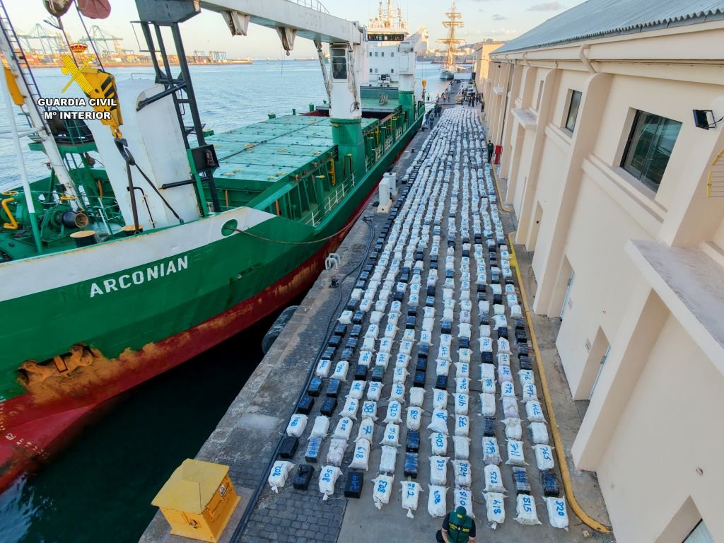 Cientos de fardos de cocaína alineados en el muelle junto al buque Arconian tras la mayor incautación de la historia.