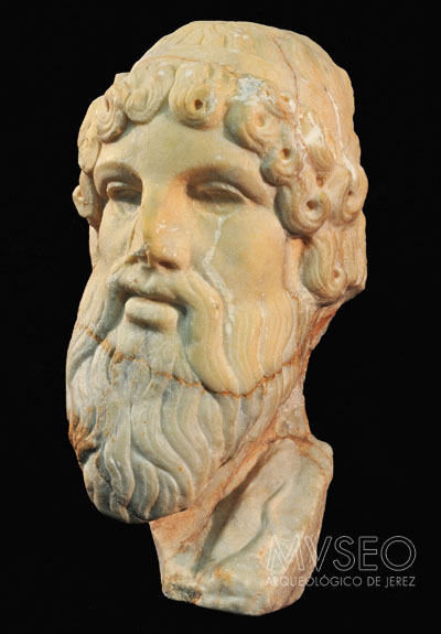 Busto romano de mármol de un hombre barbado. Pieza del Museo Arqueológico de Jerez.