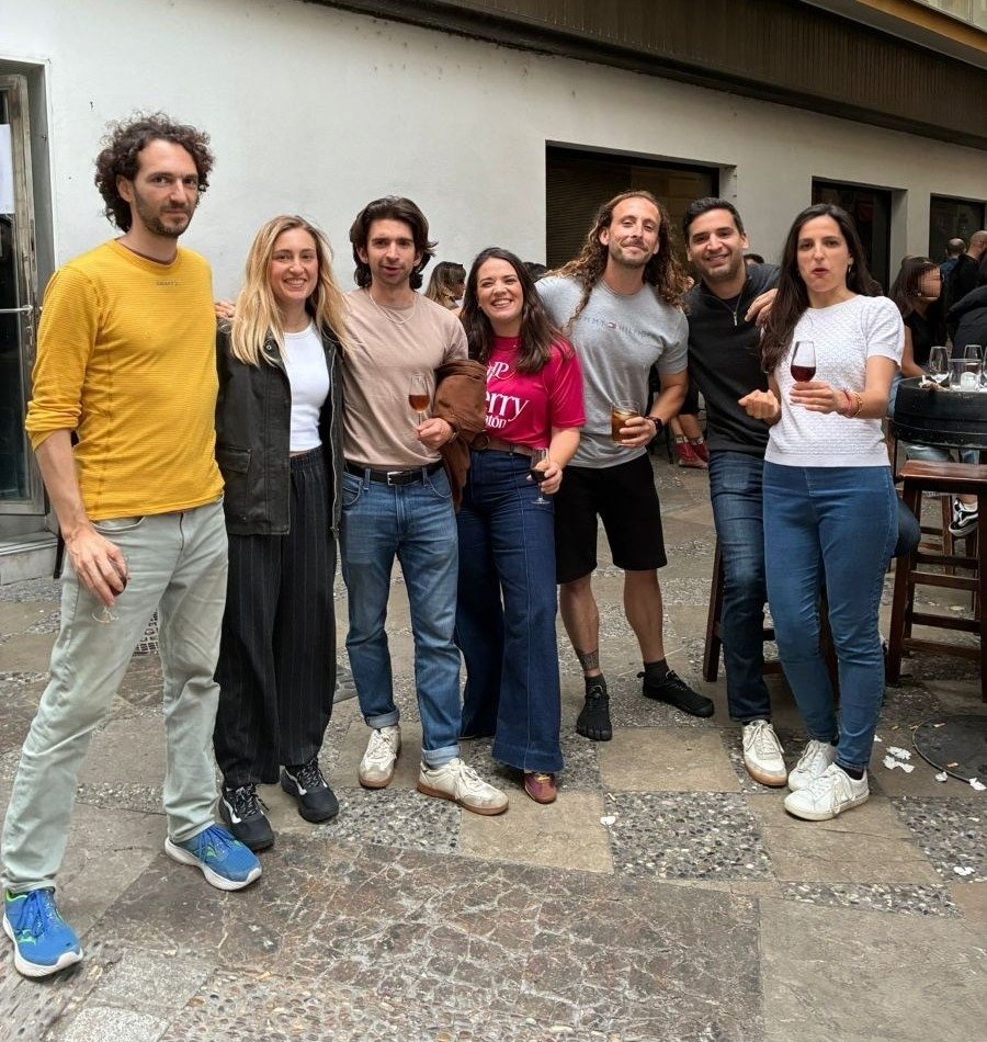 Integrantes del Sevilla Running Club en el centro de Jerez la noche anterior a la Sherry Maratón 2026.