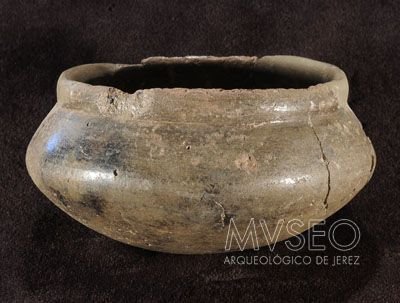 Vasito bicónico tartésico de cerámica hallado en Mesas de Asta, expuesto en el Museo Arqueológico de Jerez.
