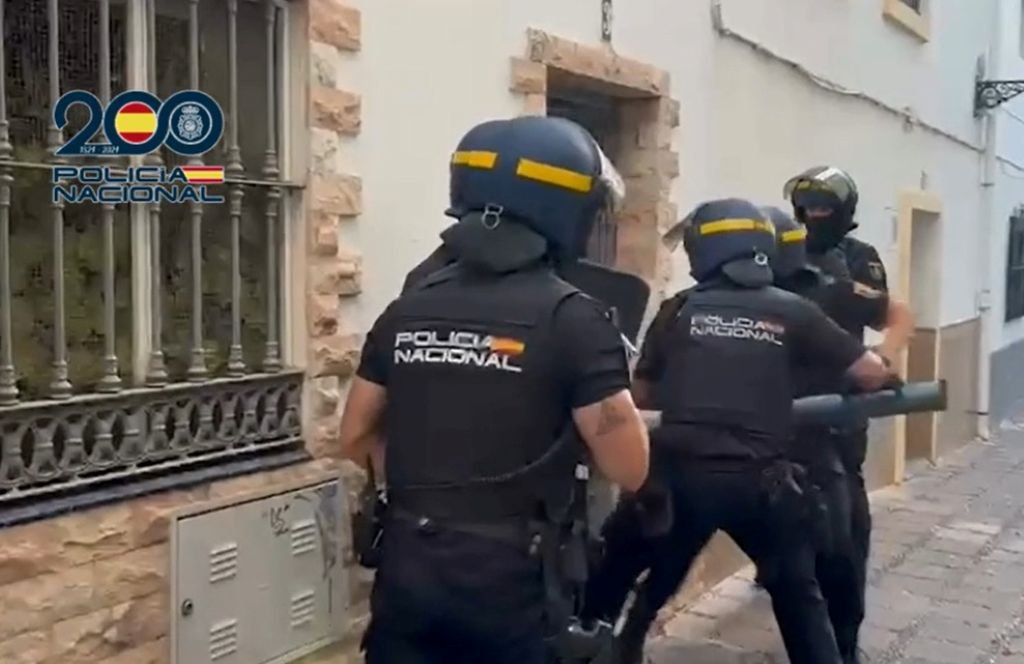 Agentes de la Policía Nacional durante una entrada y registro en una de las viviendas vinculadas a la red de trata desarticulada en Andalucía.