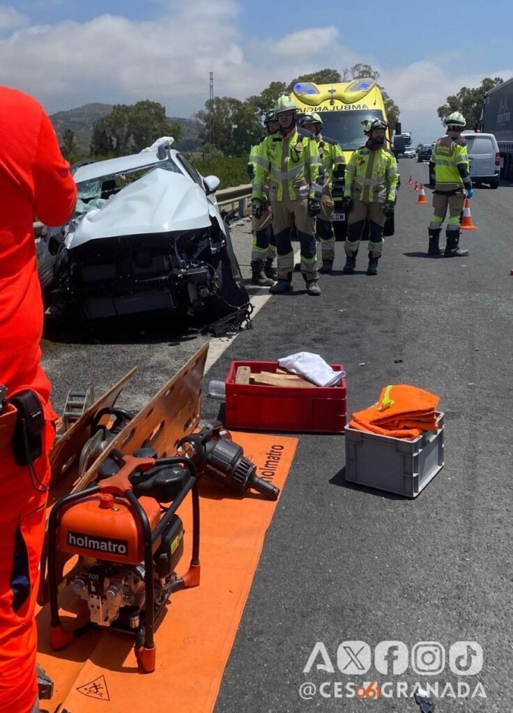 Bomberos con trajes de intervención junto a equipos de excarcelación Holmatro y una ambulancia del 061 asistiendo en el accidente de trafico en Salobreña.