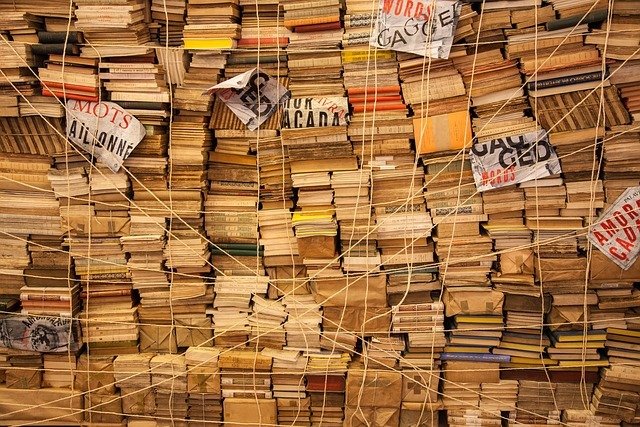 Representación artística de libros apilados y amordazados, simbolizando la censura y la represión cultural sufrida por la biblioteca del Ateneo de Jerez tras 1936.