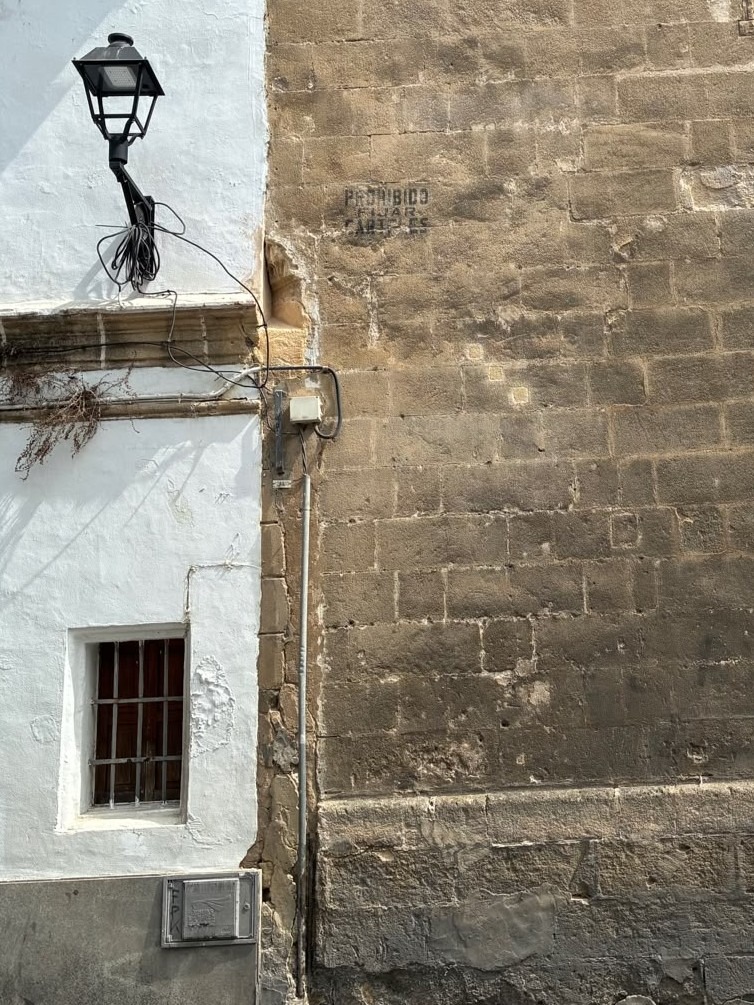 Muro de piedra de la Torre de la Atalaya donde se observa la mampostería con diferencias en su labra, sugiriendo una columna oculta o integrada.