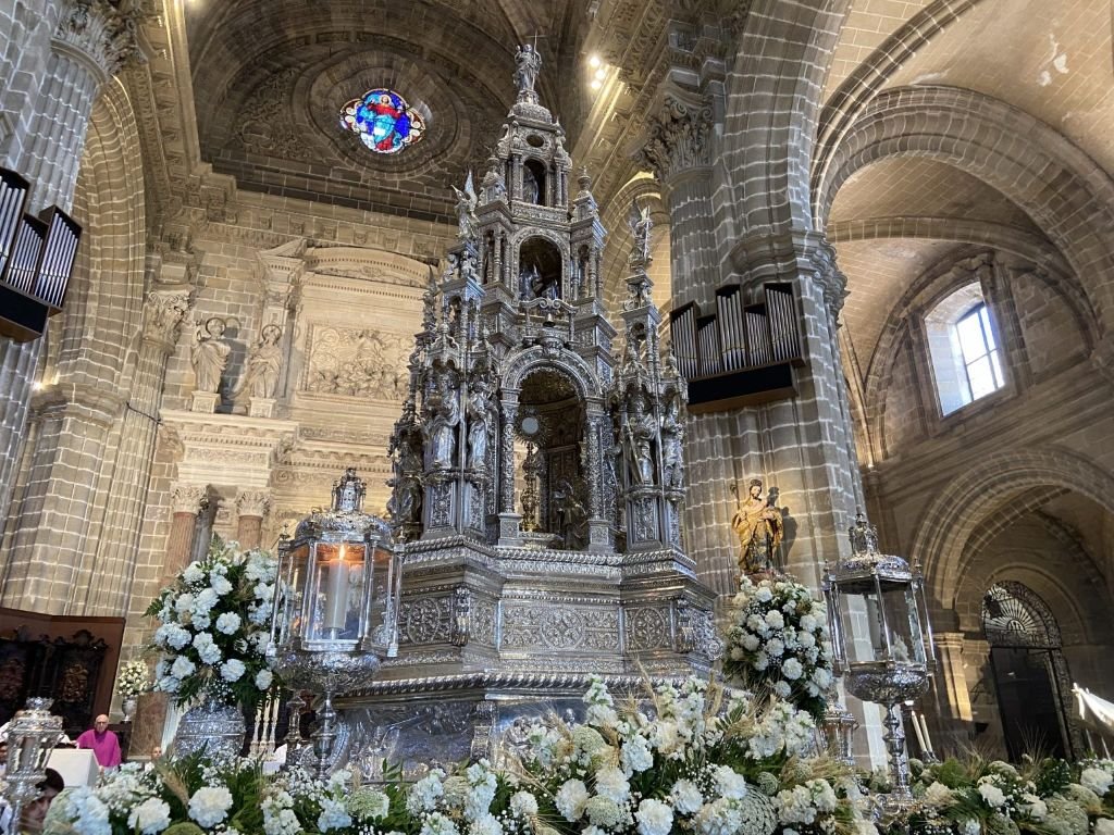 Custodia procesional de plata del Corpus Christi de Jerez adornada con flores blancas en el interior de la Catedral.