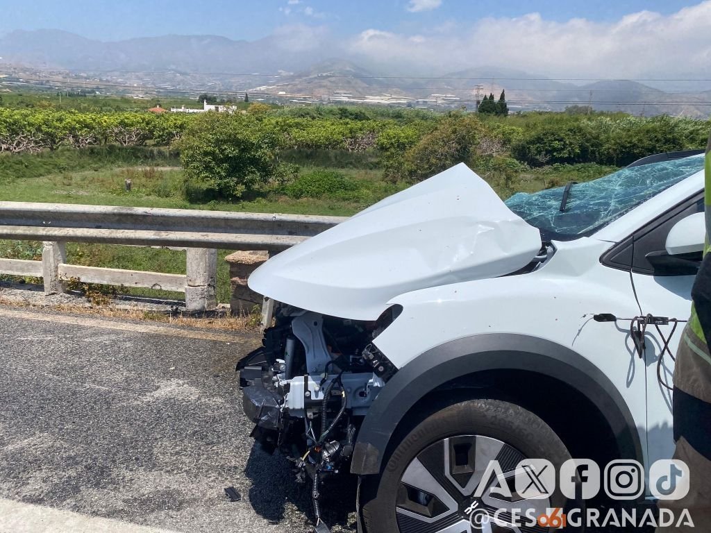Primer plano del capó deformado y el parabrisas completamente fracturado de un turismo blanco implicado en el accidente de trafico en Salobreña.