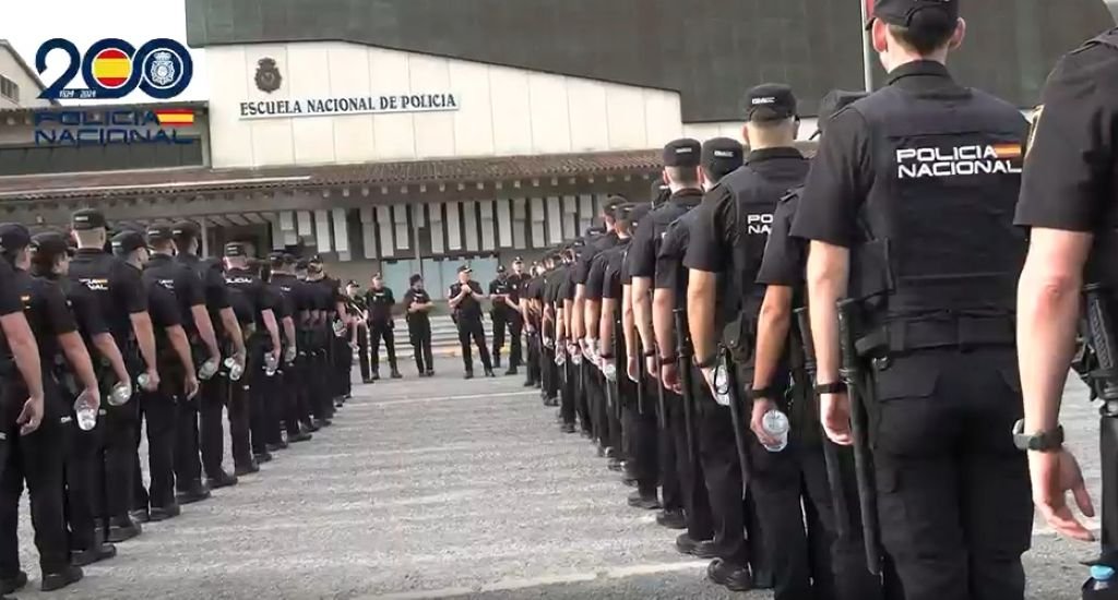 Formación de filas de agentes de la Policía Nacional uniformados en el patio exterior de la Escuela Nacional de Policía.