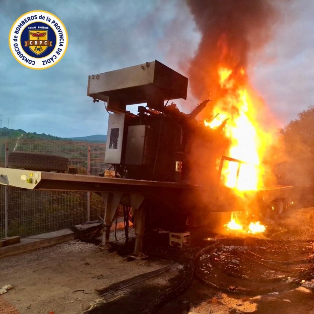Transformador portátil en llamas tras el incendio registrado en la subestación de Pueblo Nuevo de Guadiaro.